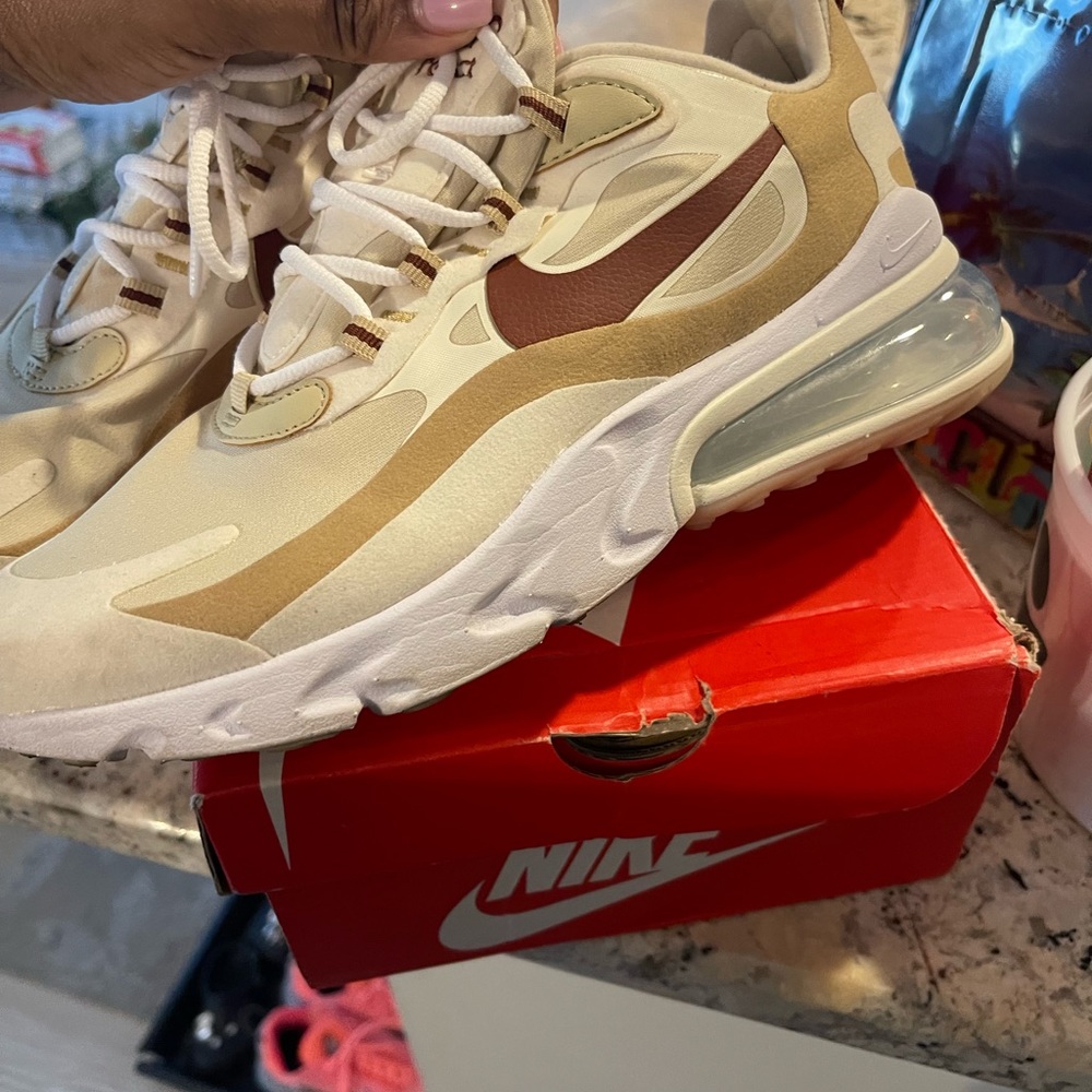 Nike Sneakers. Brown and beige. Size 9 in woman